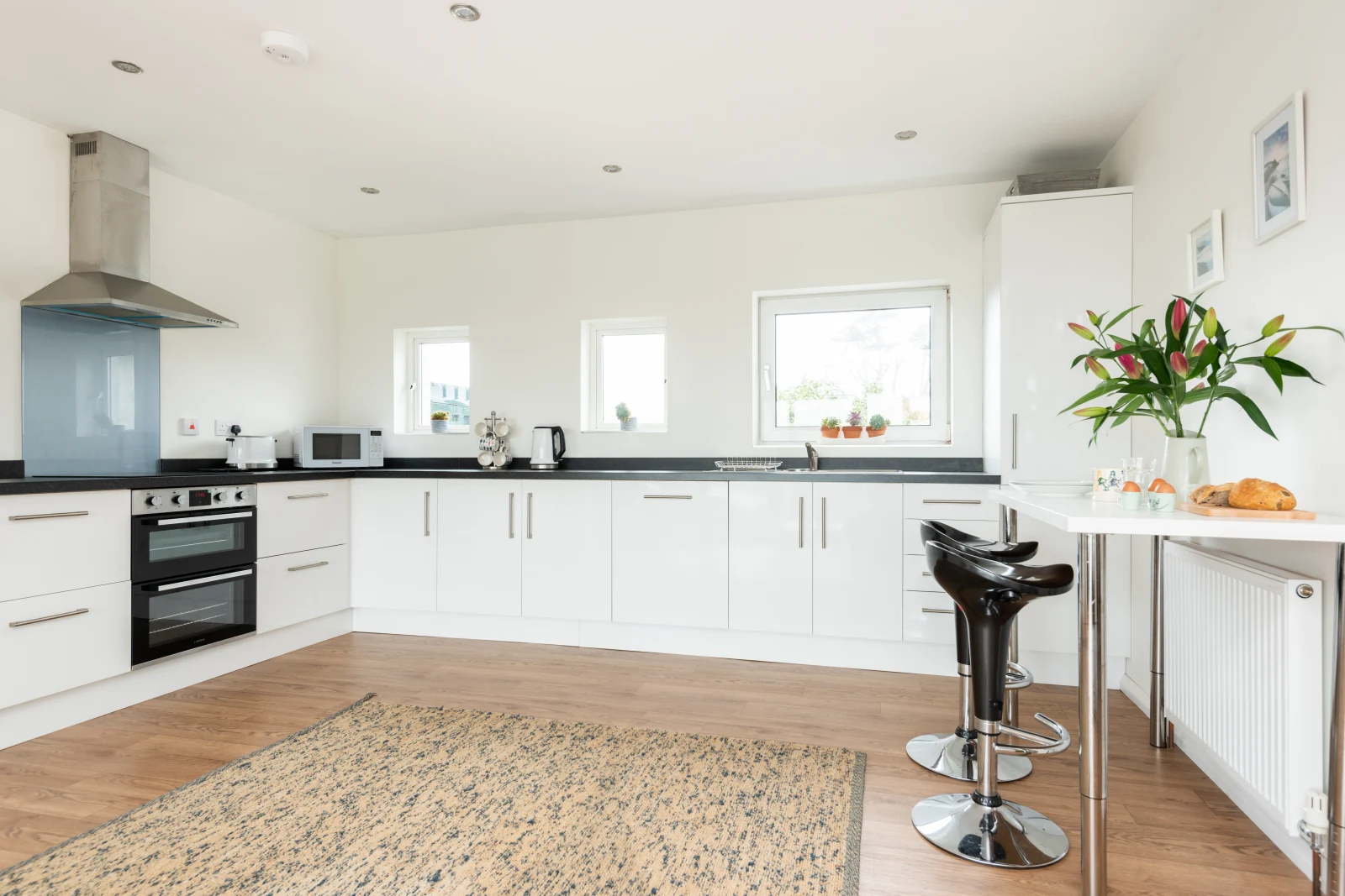 Spacious kitchen with a breakfast bar area 