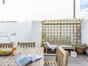 Another view of the sunny courtyard at 8 Kings Cottages, Salcombe