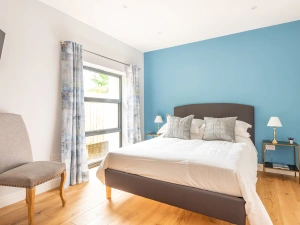 Bedroom 1 with 5ft king size bed
