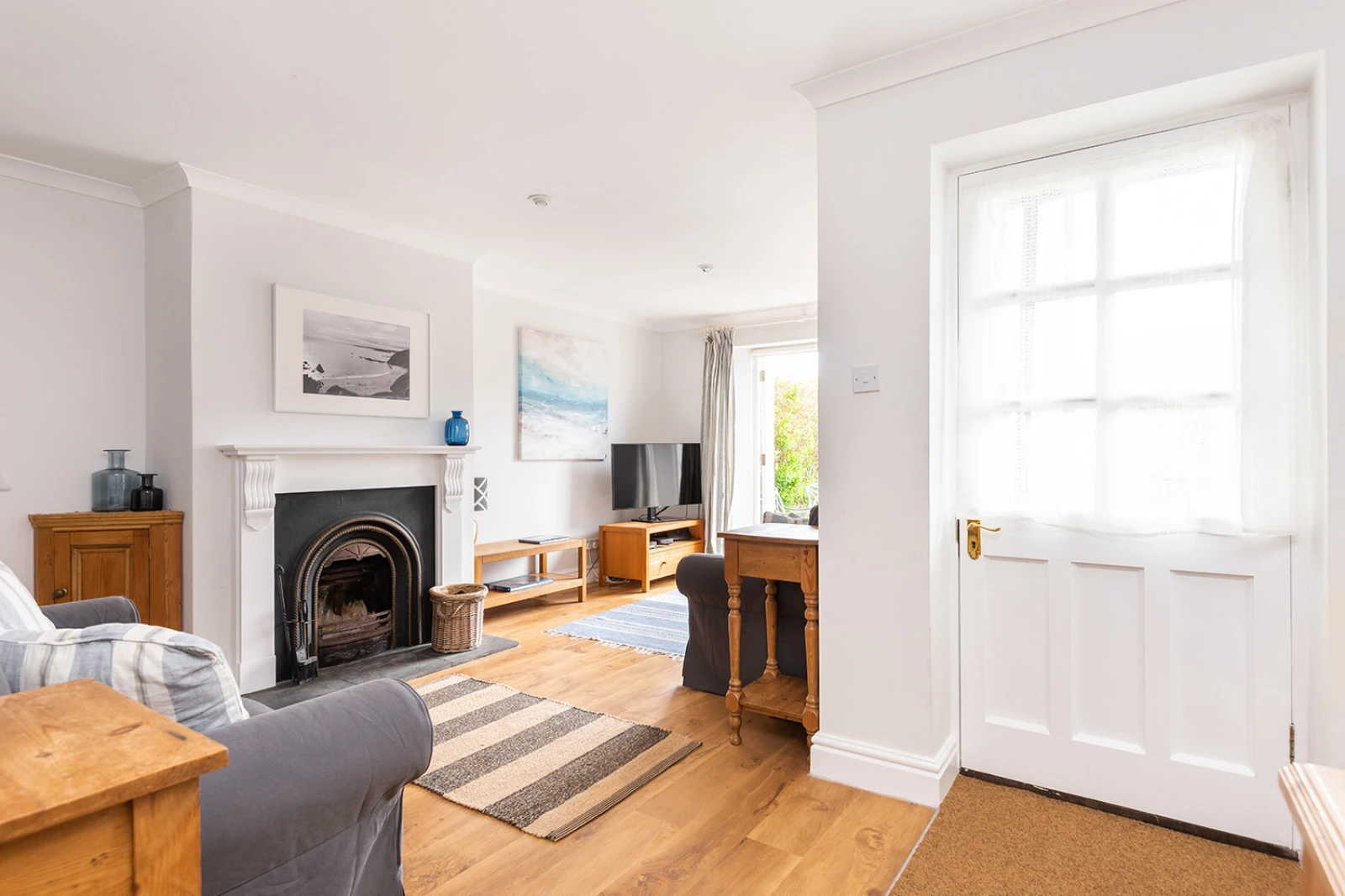 Another look at the lounge.