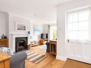 Another look at the lounge.