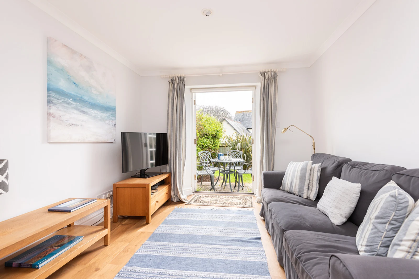 Another view of the lounge.