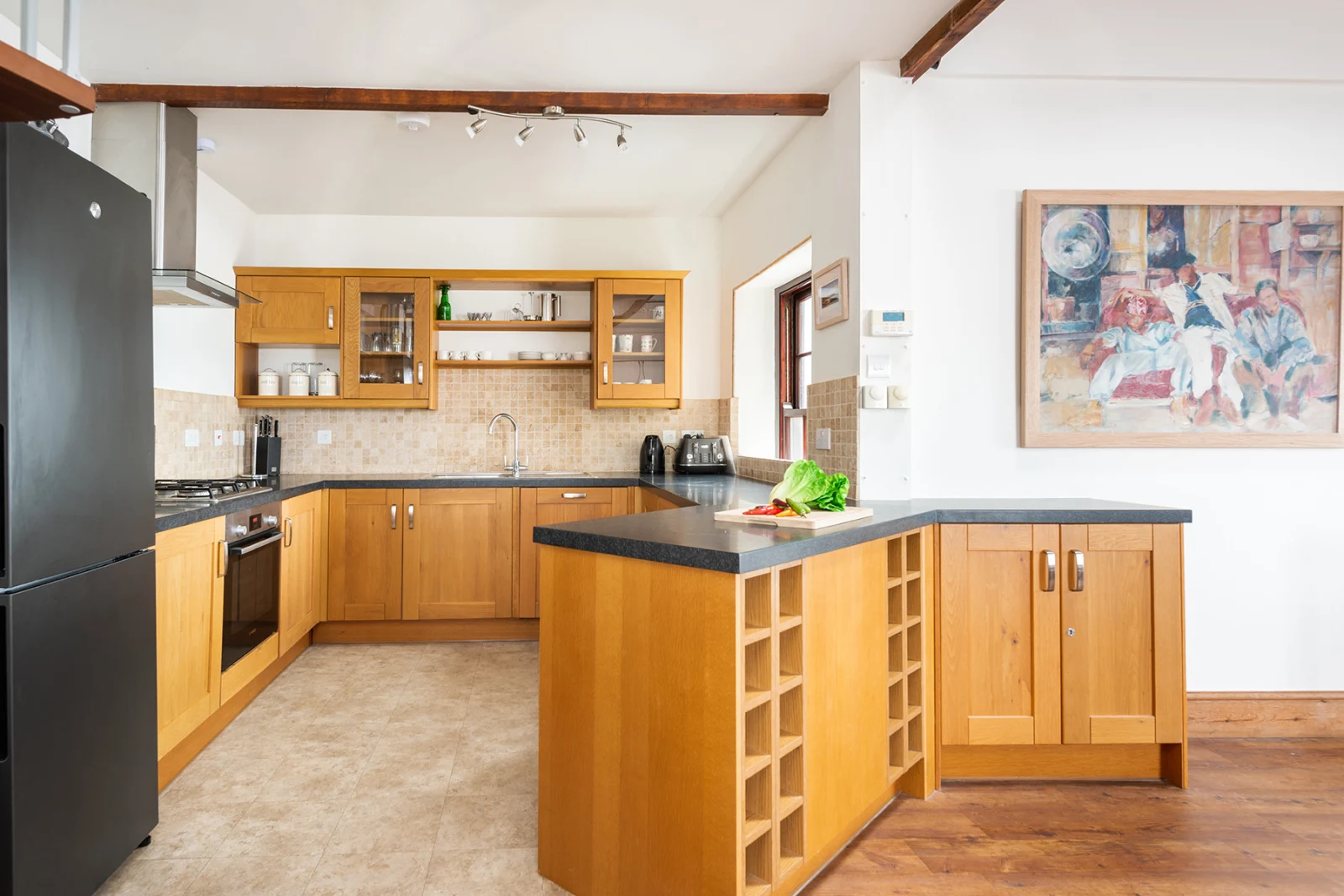 The very well equipped kitchen