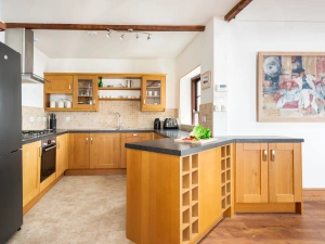 The very well equipped kitchen