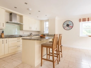Breakfast bar in the kitchen 