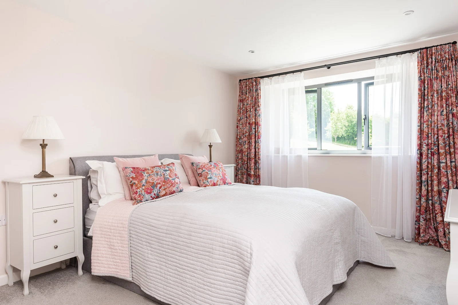 Kingsize bedroom with en suite bathroom 