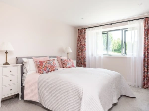 Kingsize bedroom with en suite bathroom 