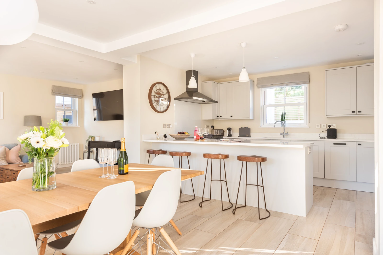 Modern kitchen diner with breakfast bar. 