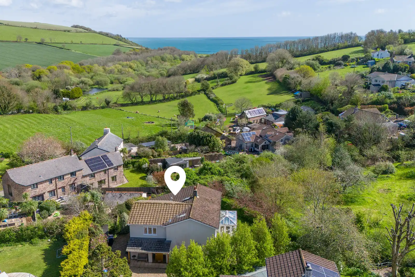 Clover Cottage-a 4 bedroom, dog friendly holiday home nestled in South Devon countryside less than a mile from the beach at Beesands and South West Coast Path