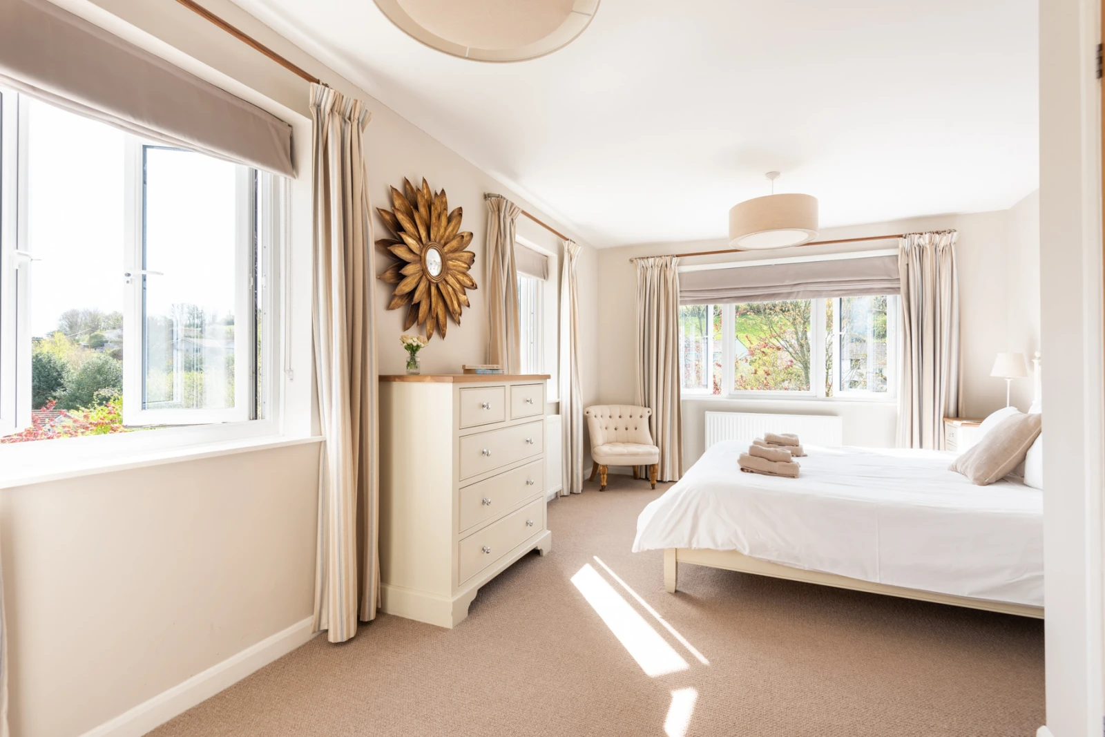 Well presented throughout with a pretty master bedroom with en suite bathroom