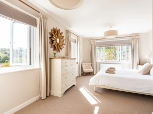 Well presented throughout with a pretty master bedroom with en suite bathroom