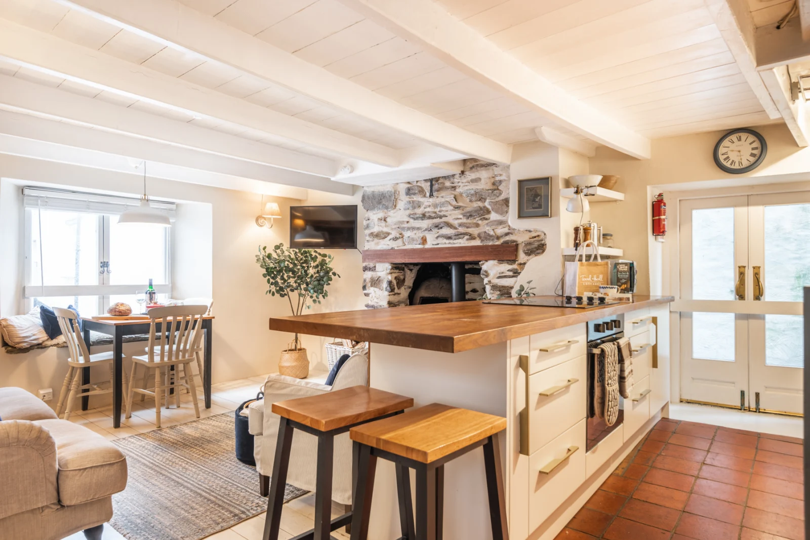 The kitchen breakfast bar