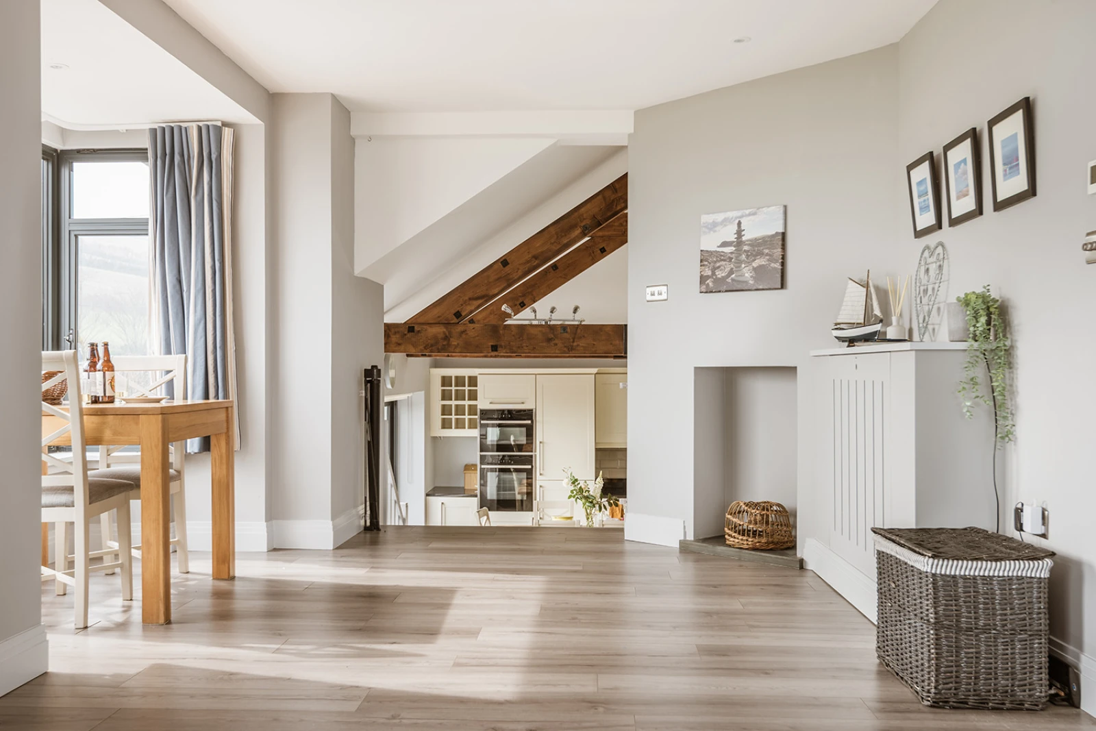 Hallway area connecting the kitchen and lounge 