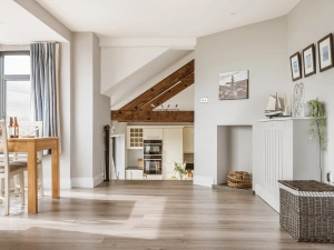 Hallway area connecting the kitchen and lounge 