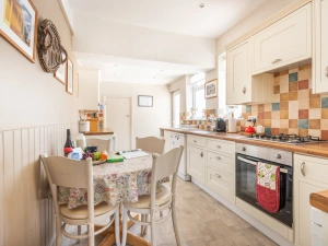 The well equipped kitchen with breakfast table.