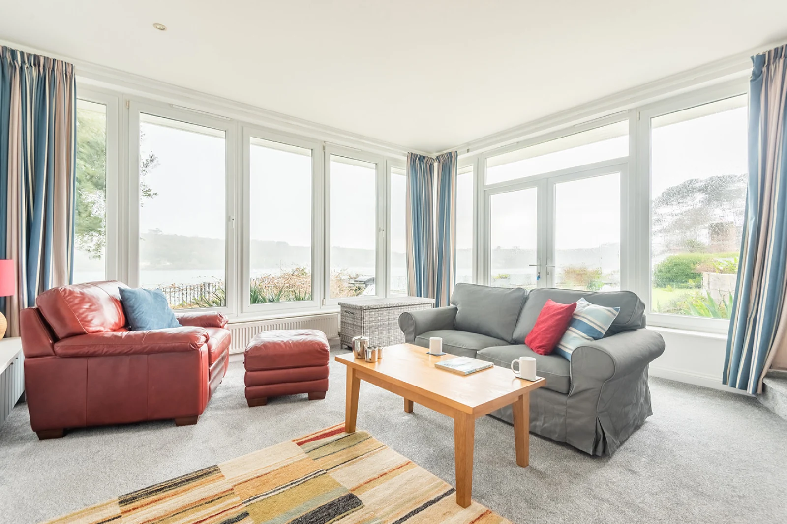 Huge dual-aspect windows and doors gives you a view of the Helford River and the pretty garden area.