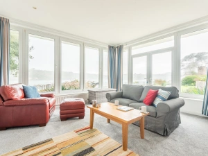 Huge dual-aspect windows and doors gives you a view of the Helford River and the pretty garden area.