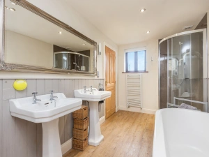 Another look at the super family bathroom 