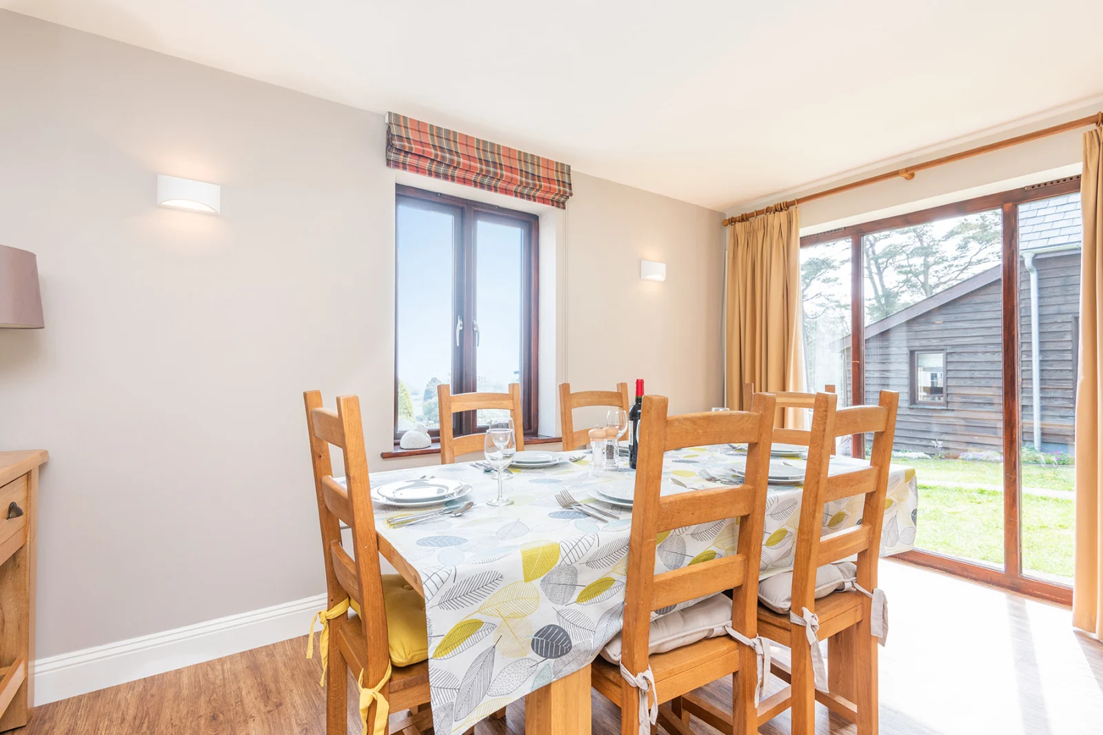 The light and bright dining kitchen.
