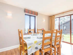 The light and bright dining kitchen.