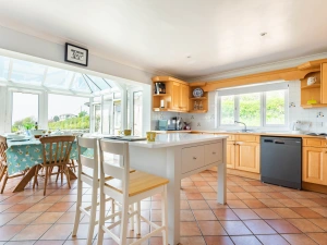 Kitchen with central island