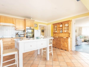 Breakfast bar within the kitchen diner 