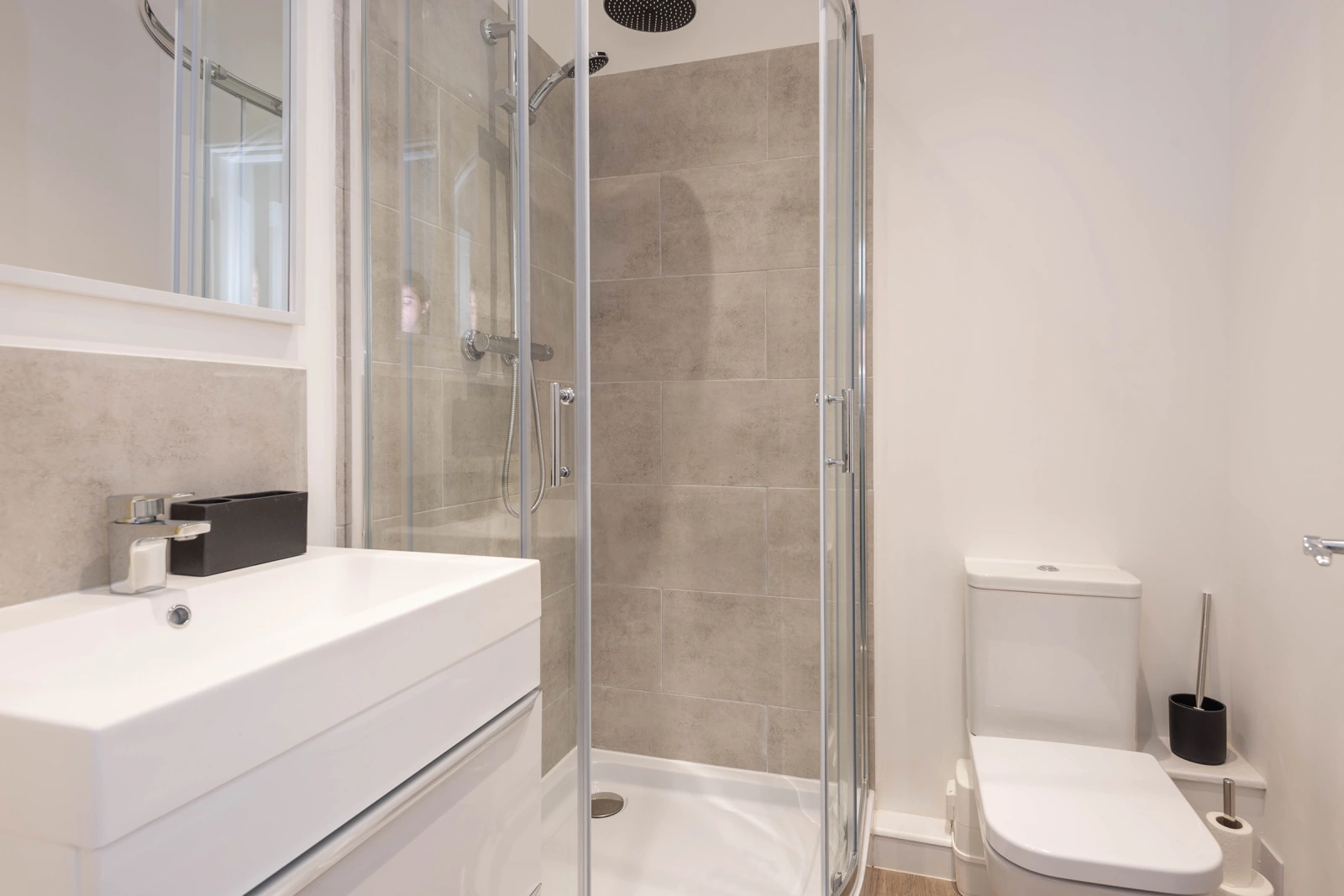 En suite bathroom to master bedroom