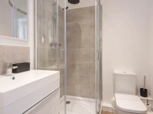 En suite bathroom to master bedroom