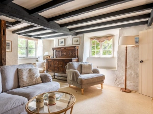 The beams are a wonderful feature in this lounge 