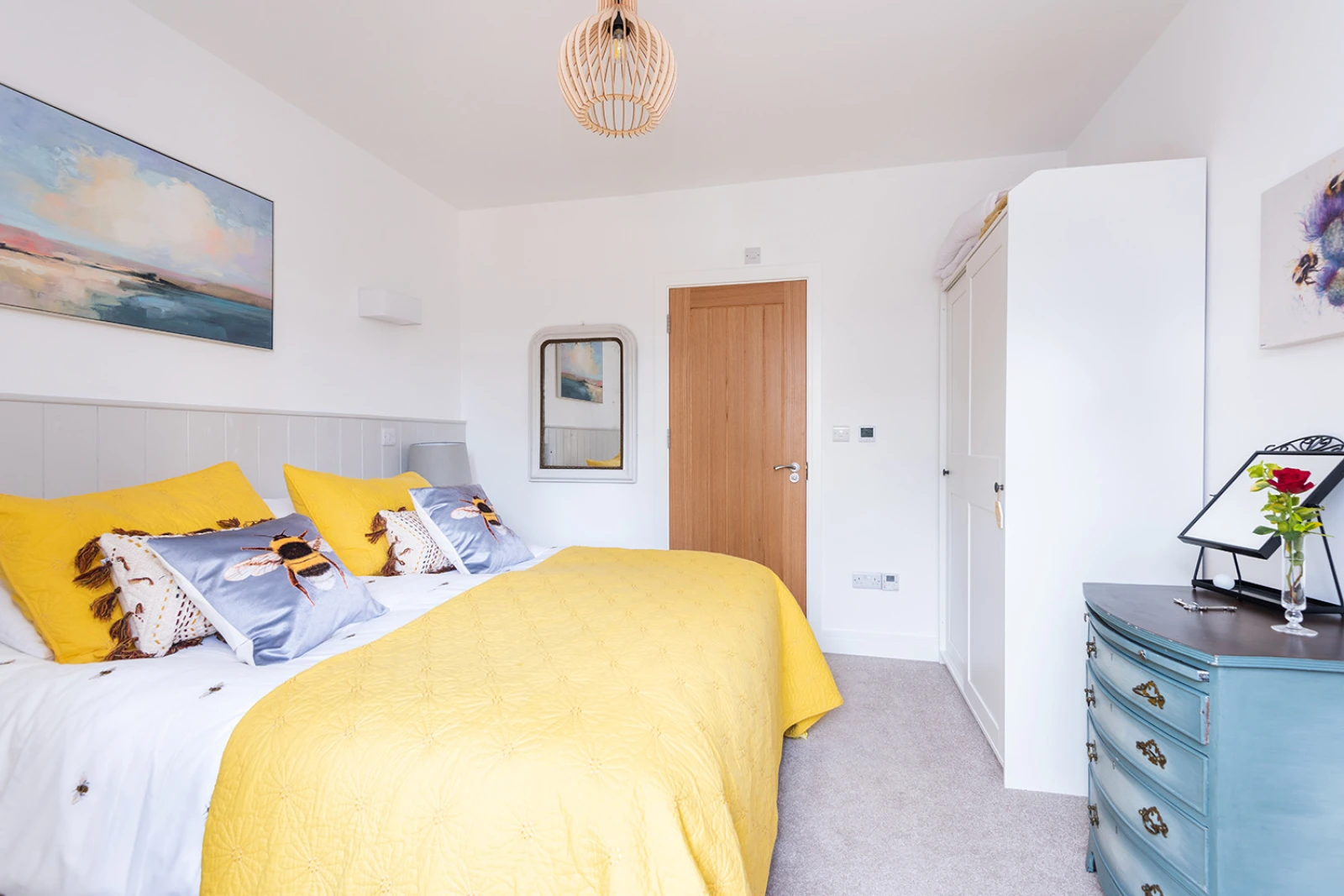 The lovely bee room 