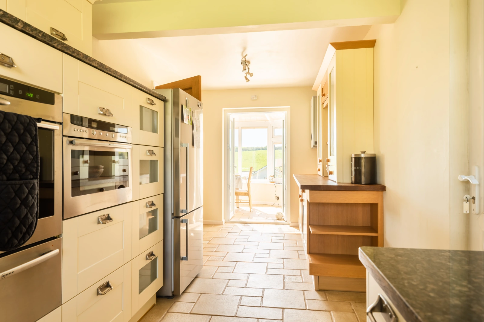 The well-equipped kitchen.