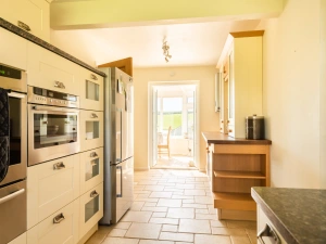 The well-equipped kitchen.