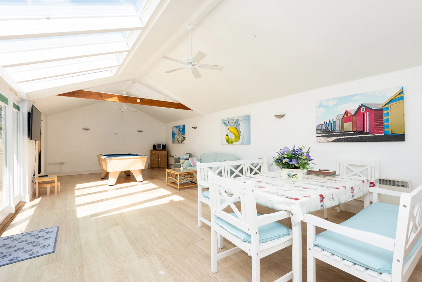 A closer look at the dining area 