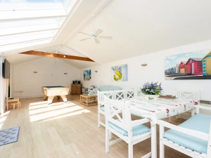 A closer look at the dining area 