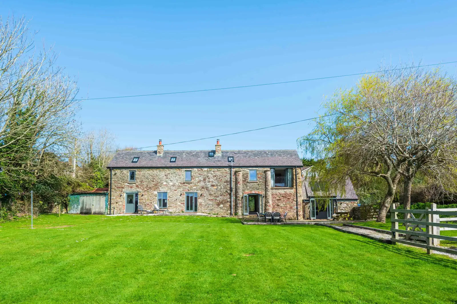 Large garden to enjoy in the sunshine!