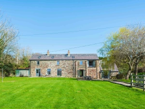 Large garden to enjoy in the sunshine!