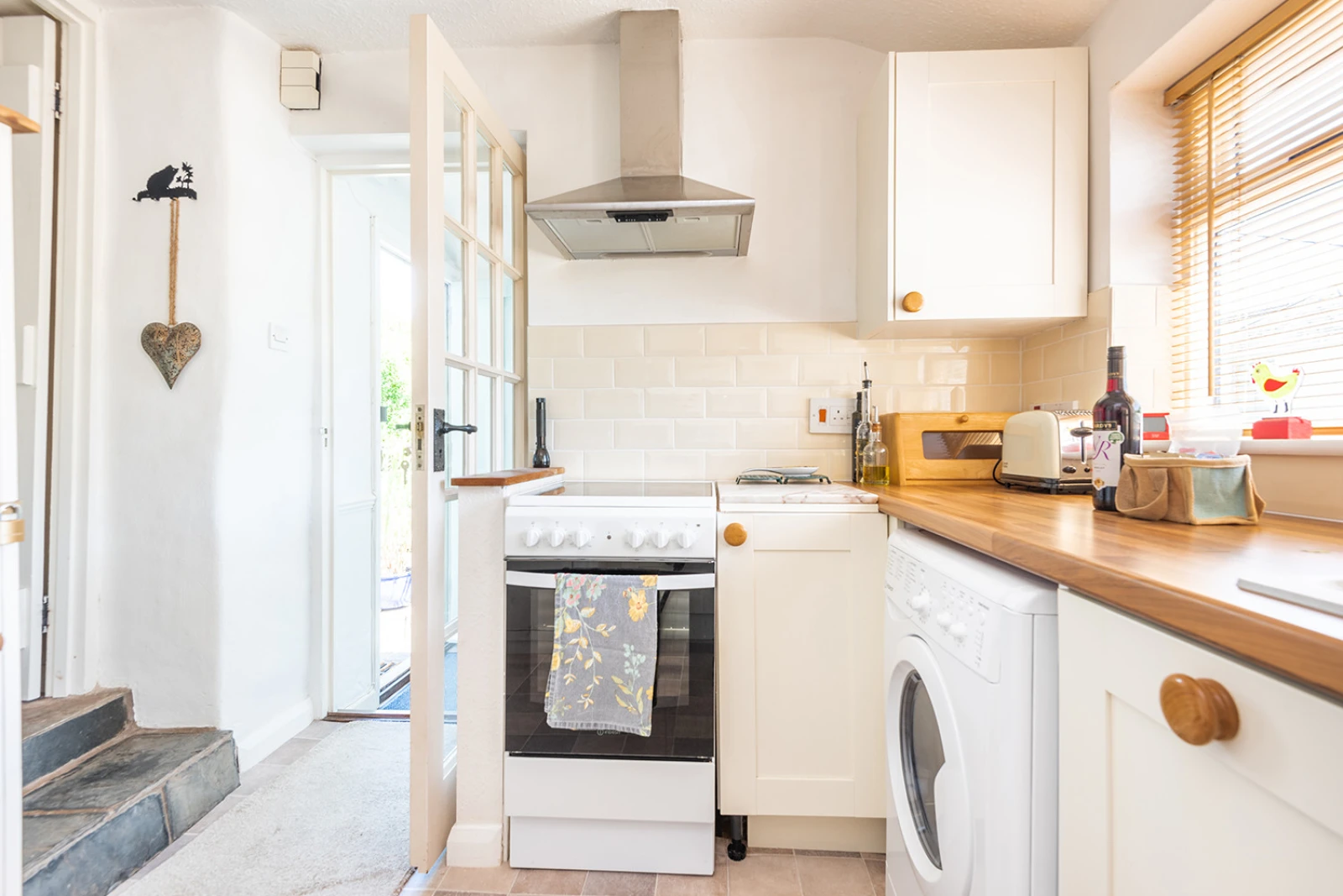 Another shot of the kitchen