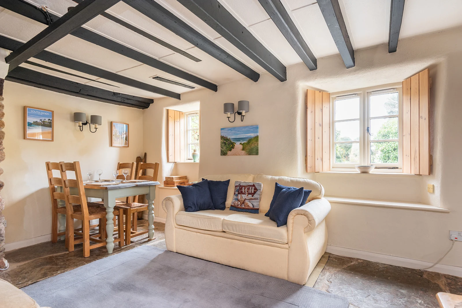 The pretty lounge with dining table