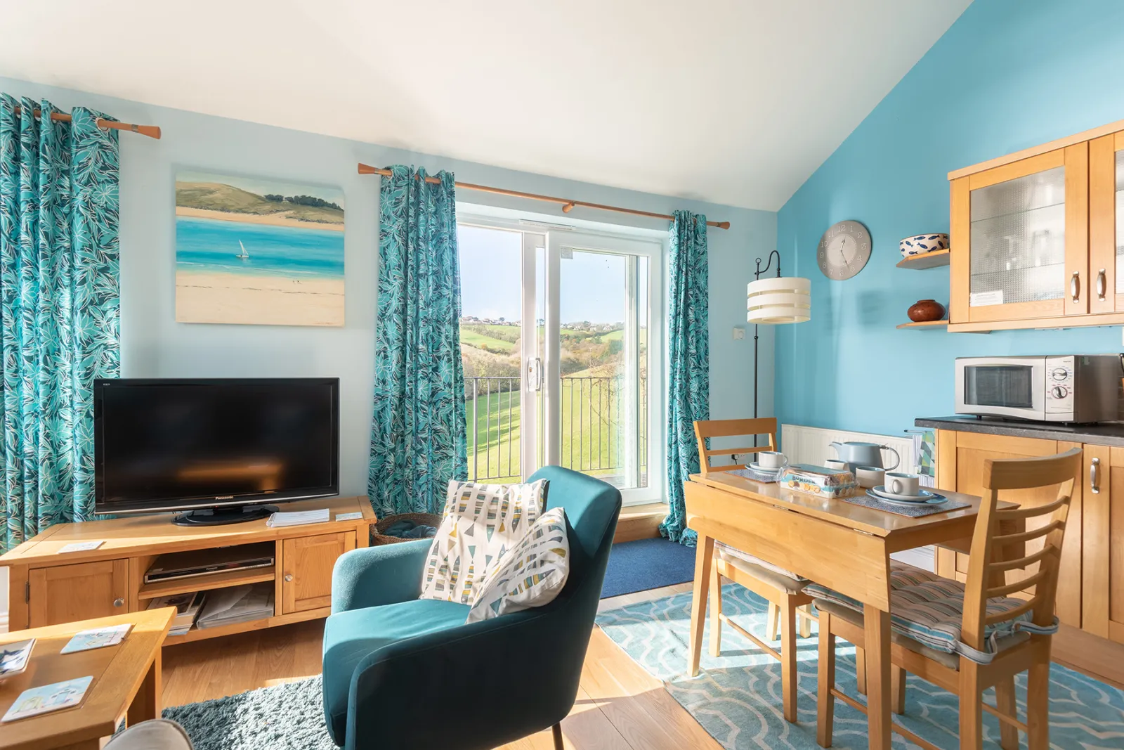 A view to the balcony to enjoy the sea view!