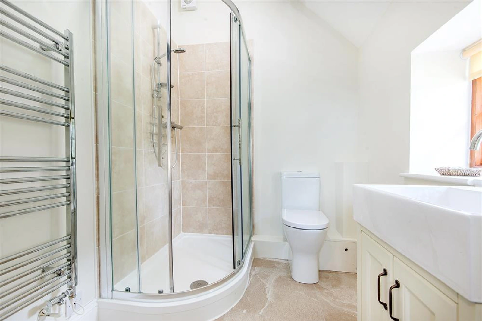 En-suite shower room to the bedroom