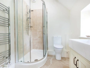 En-suite shower room to the bedroom