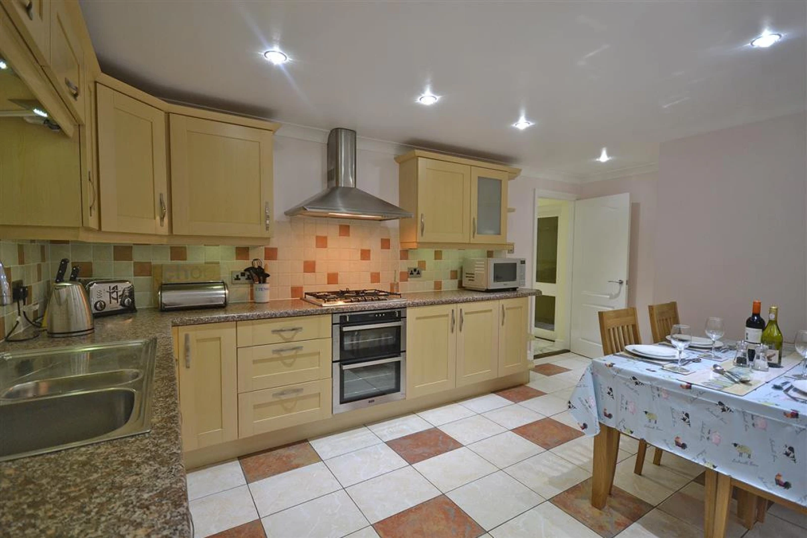 The bright and spacious kitchen/dining room