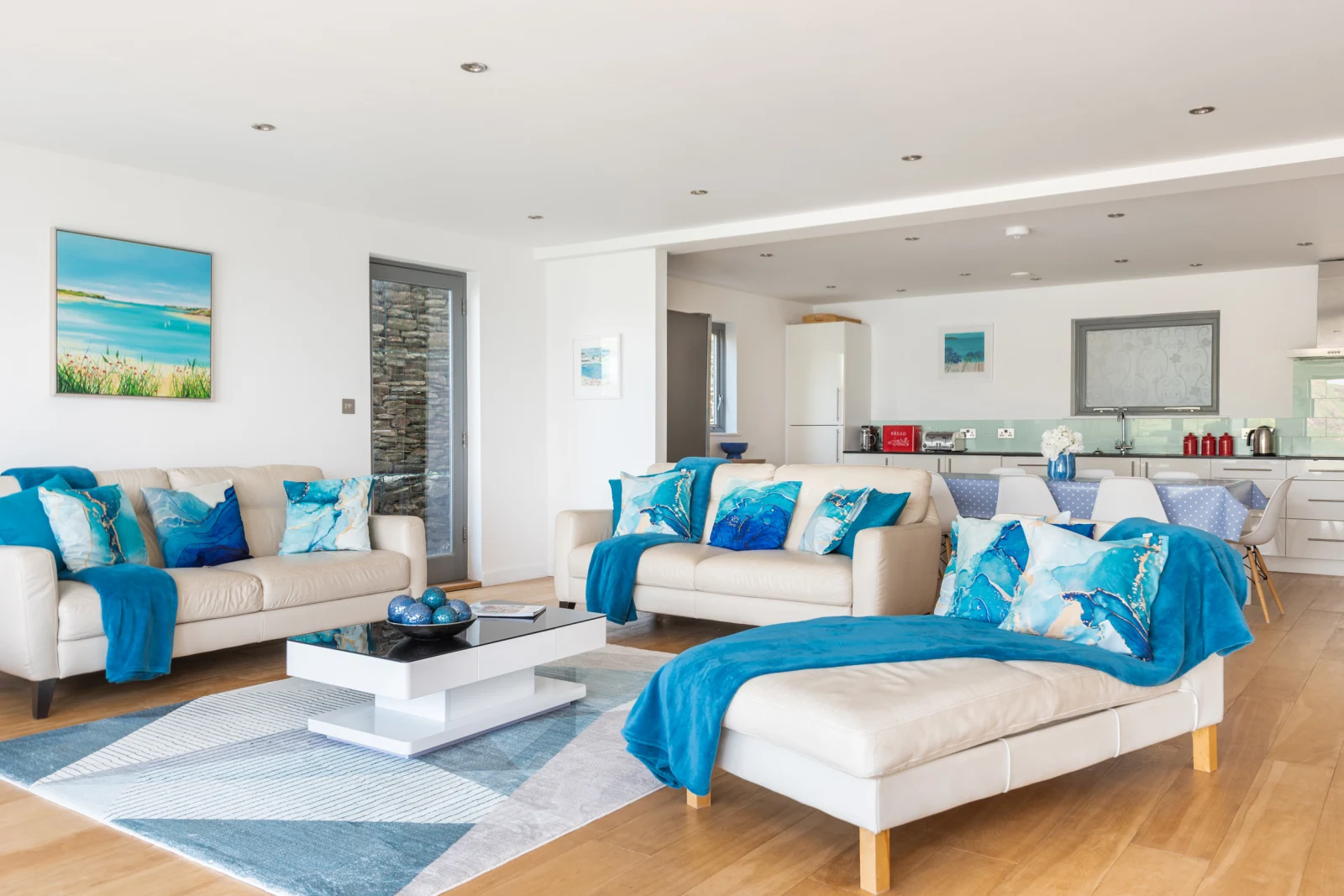 Spacious and open plan lounge 