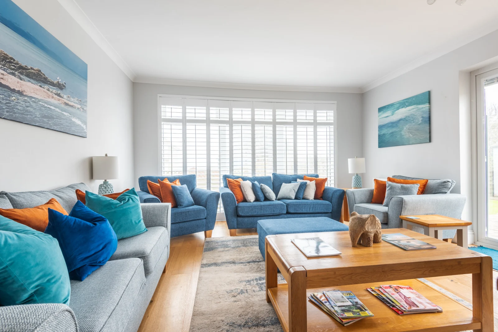 The pretty lounge room.