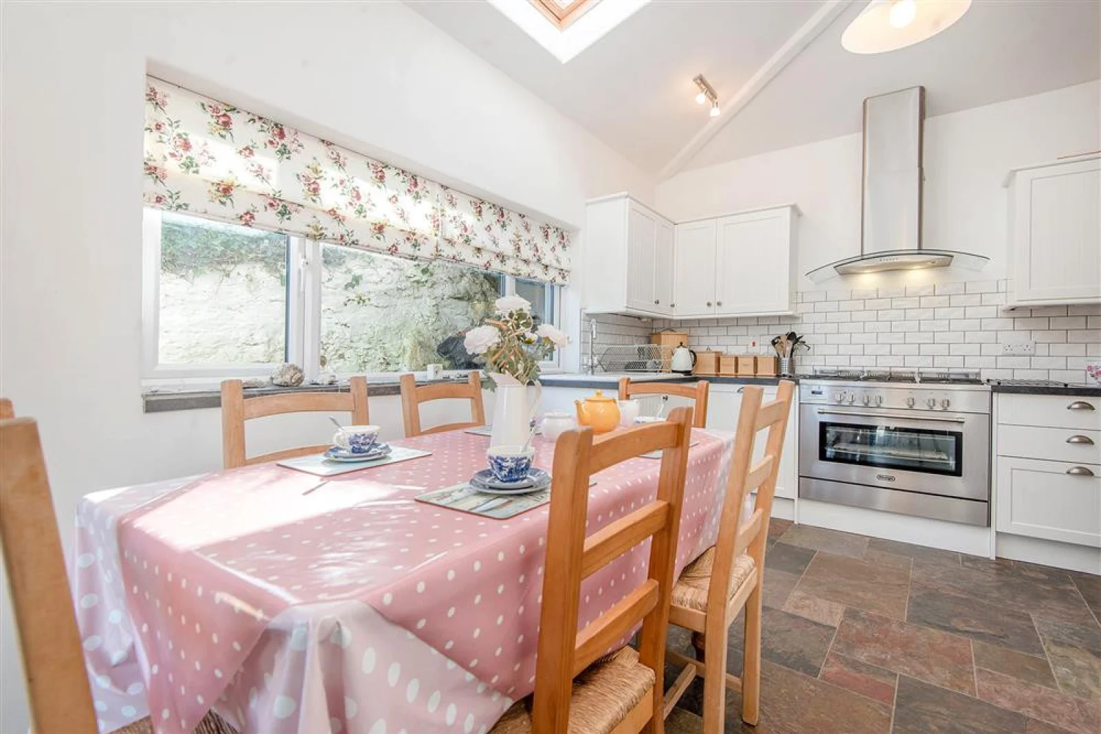 Dinign area in the kitchen. 