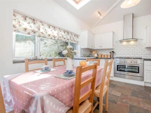 Dinign area in the kitchen. 