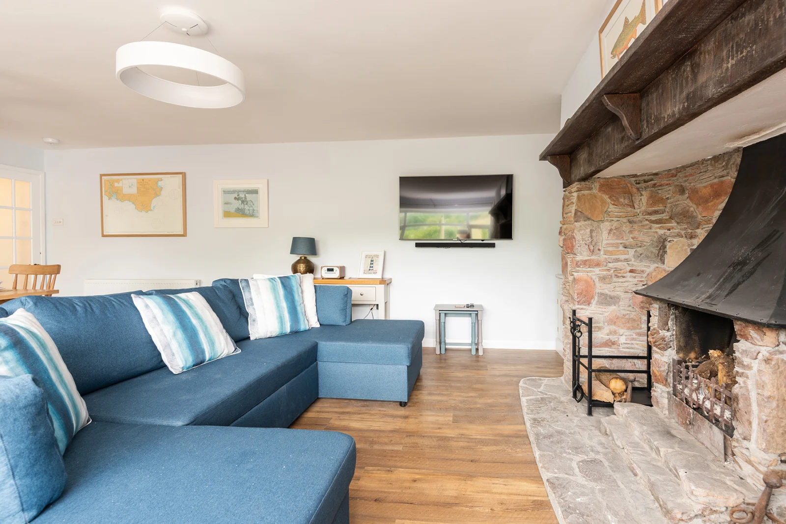 Spacious and comfortable lounge 