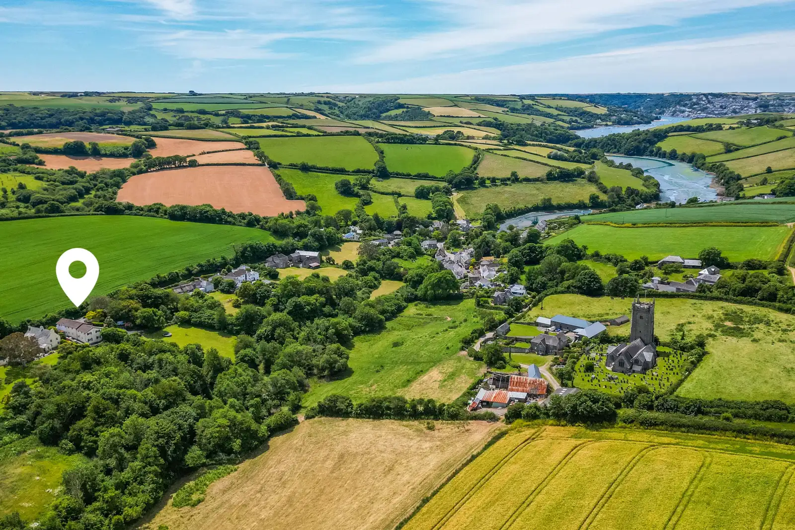 Surrounded by countryside on the Salcombe and Kingsbridge estuary a super 5 bedroom, dog friendly holiday home in South Pool