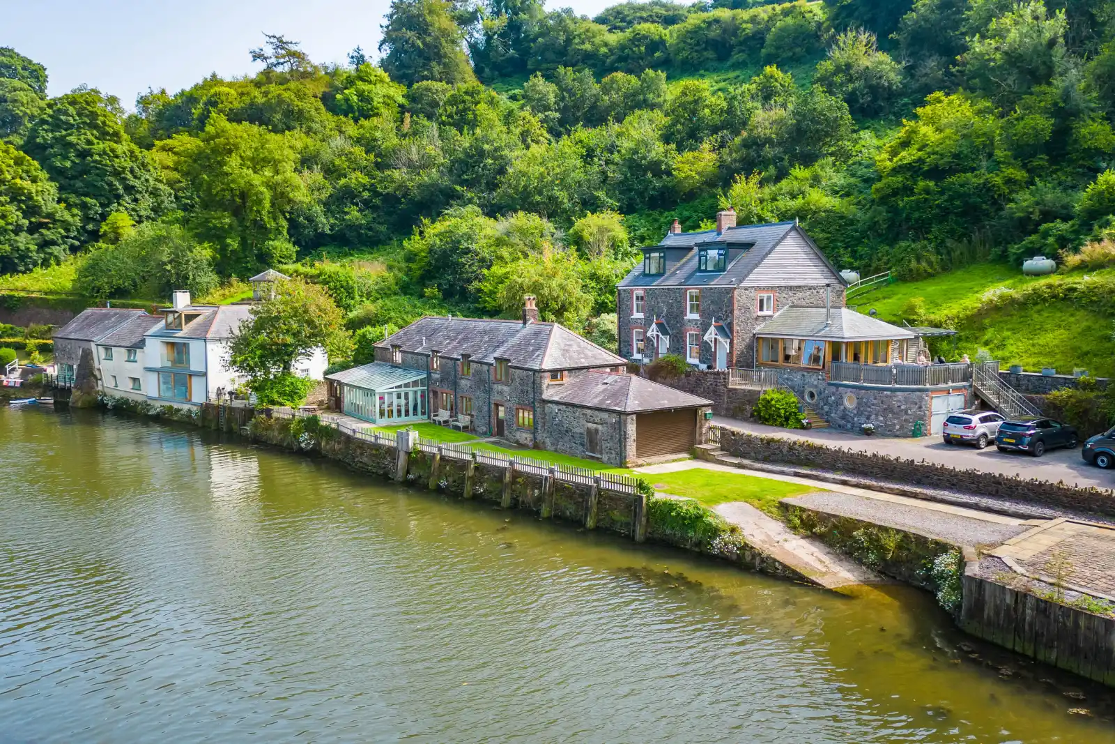 Perchwood Shippon right on the water's edge