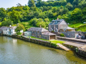 Perchwood Shippon right on the water's edge